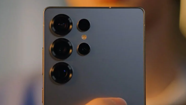 Galaxy S26 manyetik Qi2’yi iptal etti ama işin aslı başka!