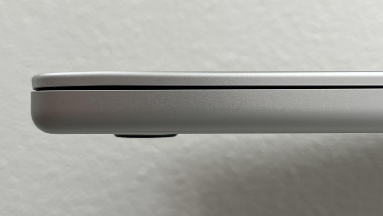 MacBook havaalanı güvenlik kontrolünde nasıl zarar görebilir