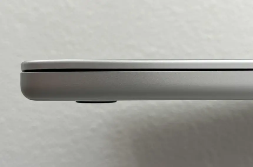 MacBook havaalanı güvenlik kontrolünde nasıl zarar görebilir