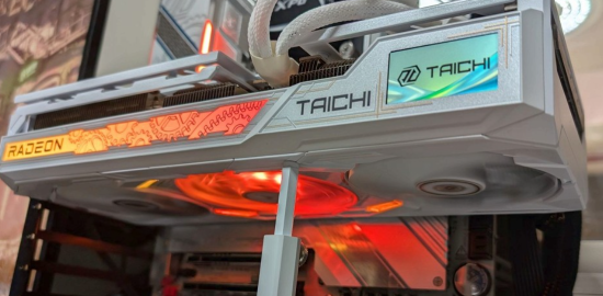 Beyaz RX 9070 XT dahili LCD ekranıyla şov yaptı