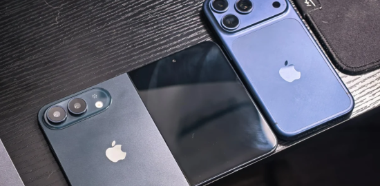 Siyah renkli iPhone Ultra prototipi ortaya çıktı: Apple'ın katlanabilir telefonu daha yakından görüntülendi