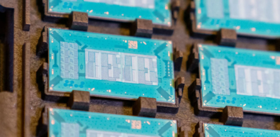 Geleceğin yapay zeka çipleri cam üzerine inşa edilebilir