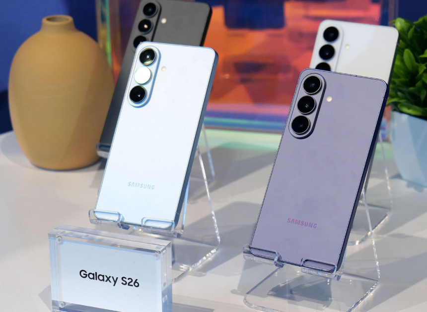 Galaxy S26 güvenli oynadı ama fiyatı zıplattı.