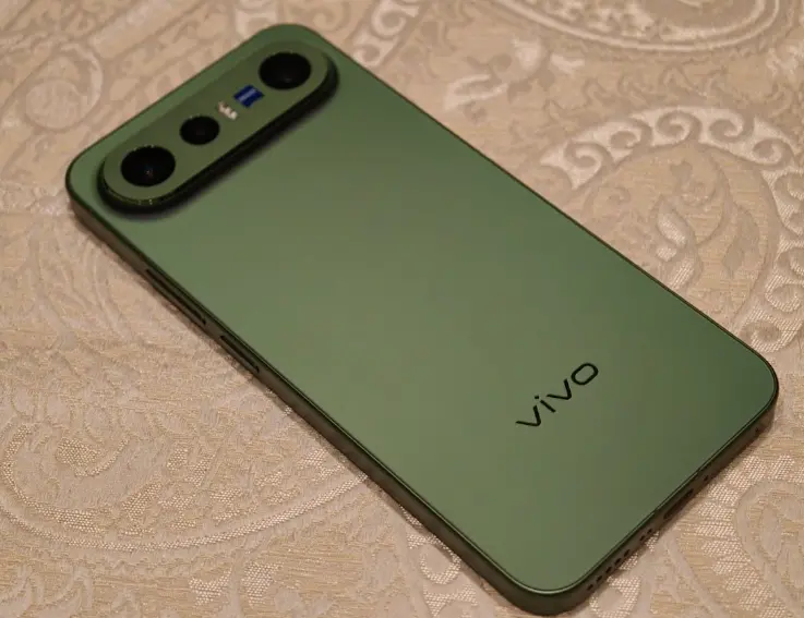 Vivo X500e'nin ilk detayları ortaya çıktı: Snapdragon 8 serisi işlemci ve Zeiss kameralarla gelebilir