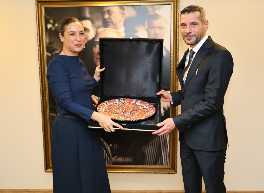 Efes Selçuk’ta patili dostlara bağışla destek verildi.