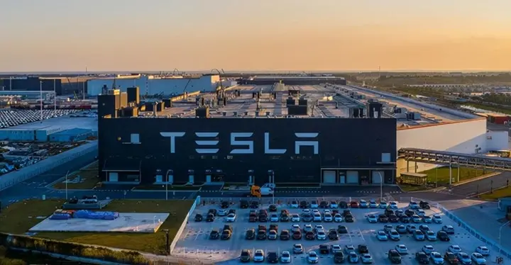 Tesla dibi gördü! Çin’de satışlar düşmeye devam ediyor